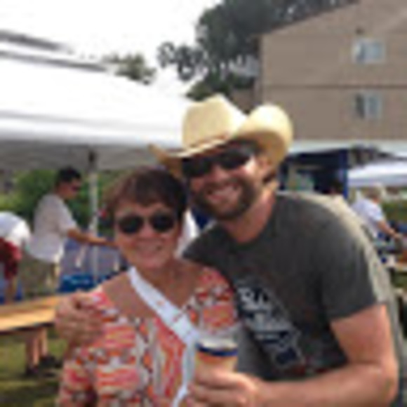 Profile Picture of Cynthia Manderfield (@cynmanderfield) on Poshmark