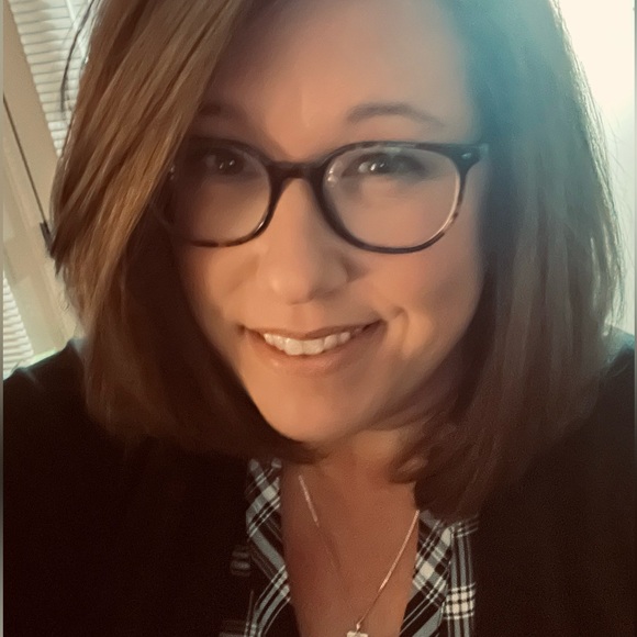 Profile Picture of Karen Hook (@roughdiamonds) on Poshmark