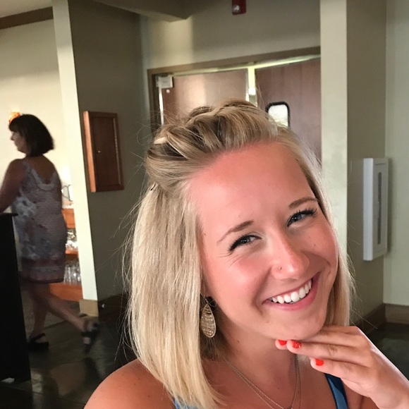 Profile Picture of Anna Konchar (@annaleee02) on Poshmark