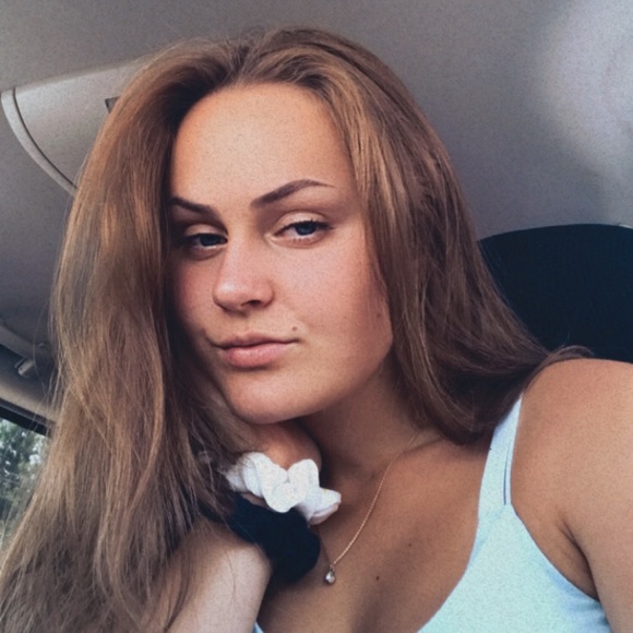 Profile Picture of Alyssa Sharrard (@alyssasharrard) on Poshmark