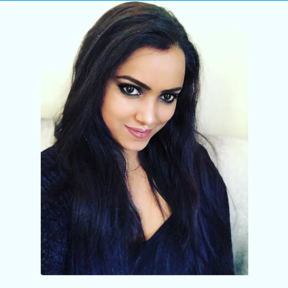 Profile Picture of Julia Suchi (@juliea_robort) on Poshmark