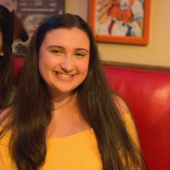 Profile Picture of Amanda Lopez (@lopezamanda24) on Poshmark