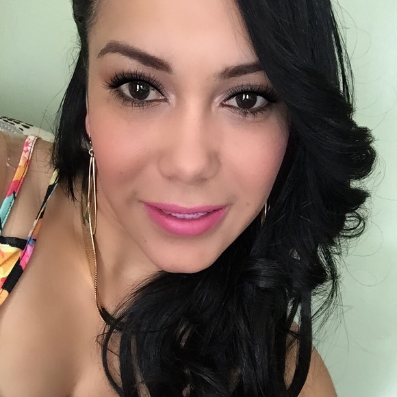 Profile Picture of Rosa Lugo (@roxyn25) on Poshmark