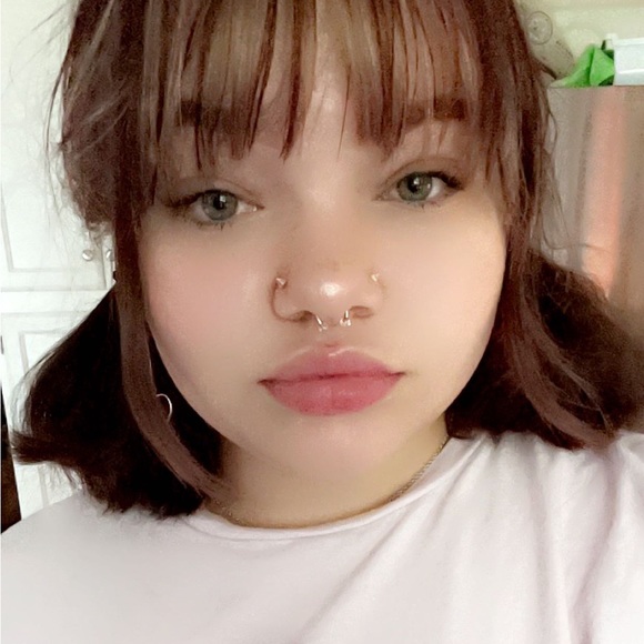 Profile Picture of Alexis Neaville (@alexisneaville) on Poshmark