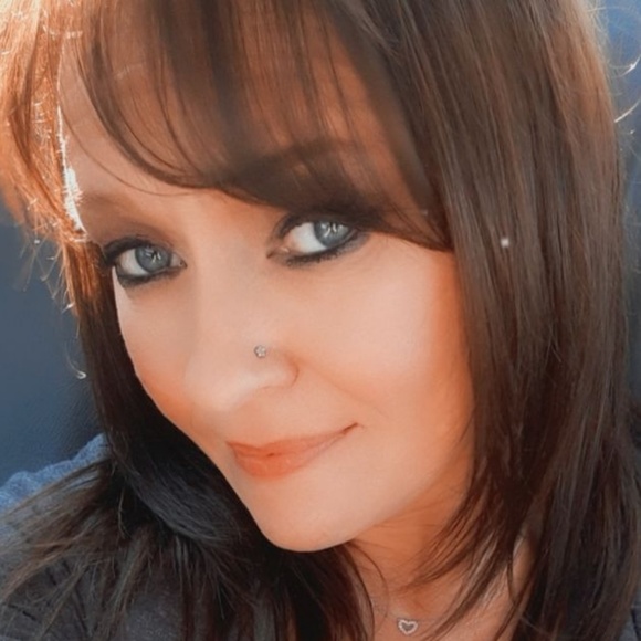 Profile Picture of Robin Robinson (@robiann78) on Poshmark
