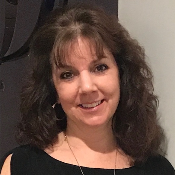 Profile Picture of Evelyn Kischkower (@evkis1) on Poshmark
