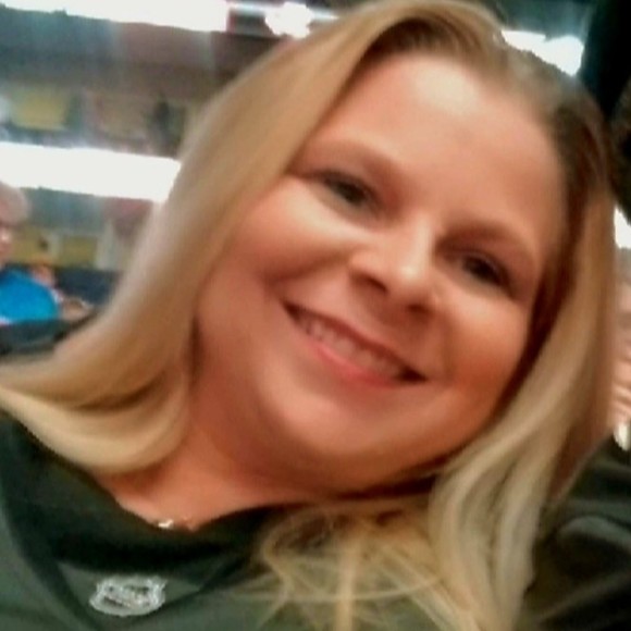 Profile Picture of Stephannie Rowehl (@stephne77) on Poshmark