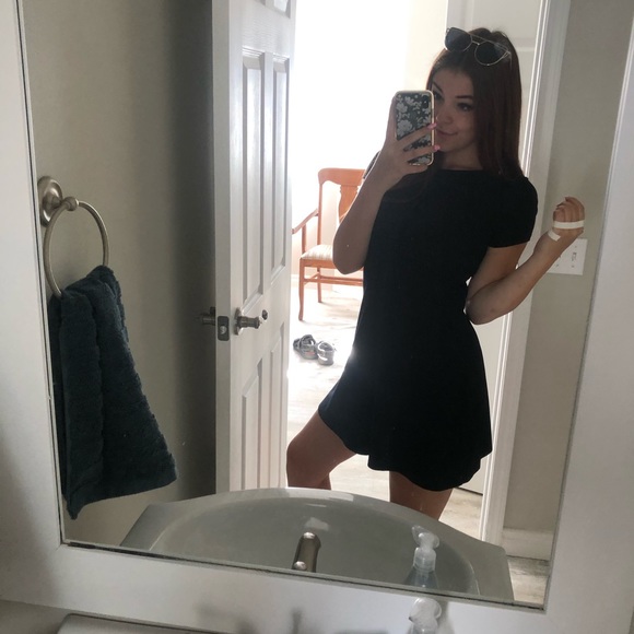 Profile Picture of Charlise Wight (@charlisewight) on Poshmark