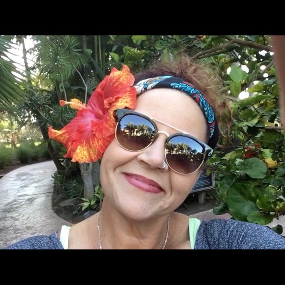 Profile Picture of Lisa Dollery (@ldollery) on Poshmark