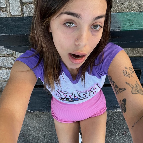 Profile Picture of Amanda Bonfiglio (@mandybonfigs) on Poshmark