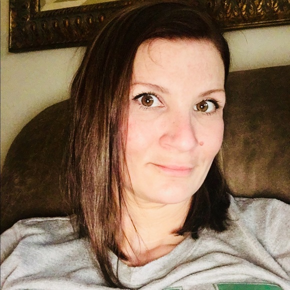 Profile Picture of Melissa Matuzek (@missy2zek) on Poshmark