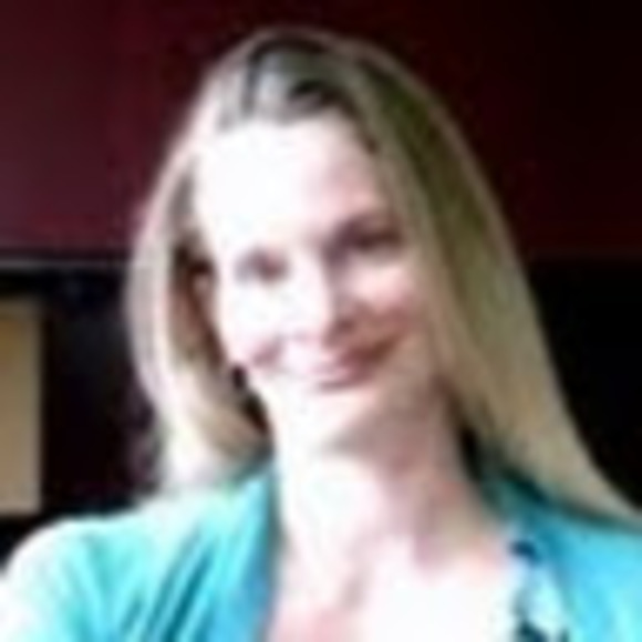 Profile Picture of Jennifer Snively (@jennileesnively) on Poshmark