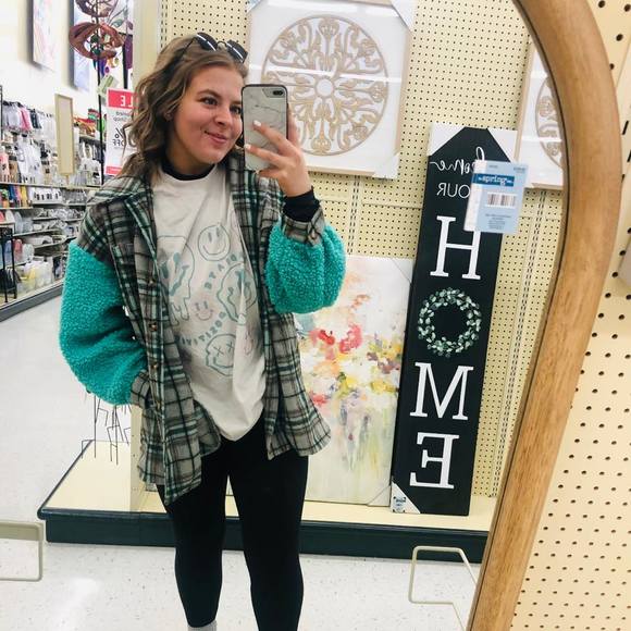 Profile Picture of Clare Danielle (@clare_danielle) on Poshmark