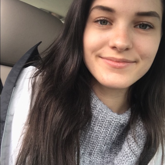 Profile Picture of Shelby Stapleton (@s_stapleton) on Poshmark