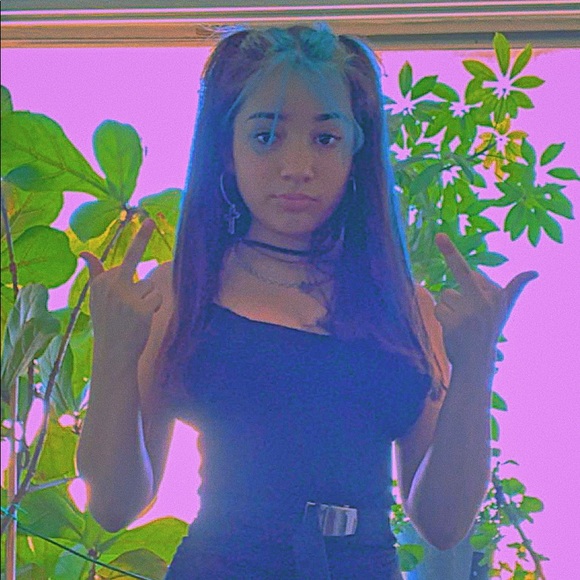 Profile Picture of Isabella Irias (@izzybottlepop) on Poshmark