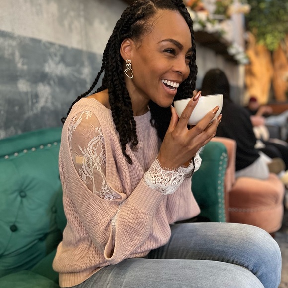 Profile Picture of Ebony Winski (@emelodik) on Poshmark