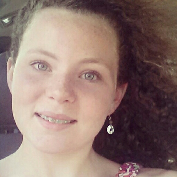 Profile Picture of Amberly Burgess (@amberlyb_) on Poshmark