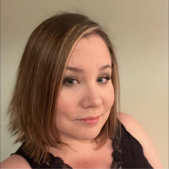 Profile Picture of Julia Lin (@julialin479) on Poshmark