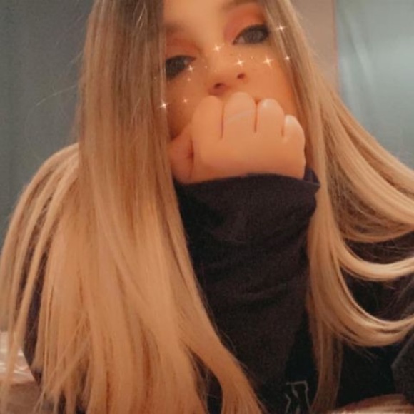 Profile Picture of Micki Mickschl (@mickim22) on Poshmark