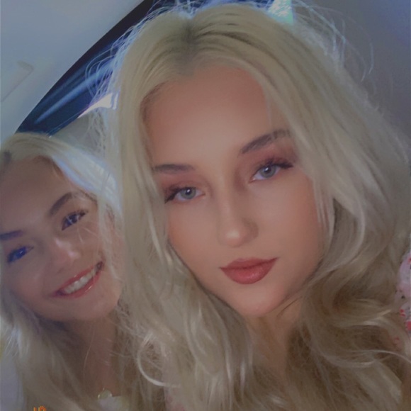 Profile Picture of Paige Feely (@paigefeely) on Poshmark