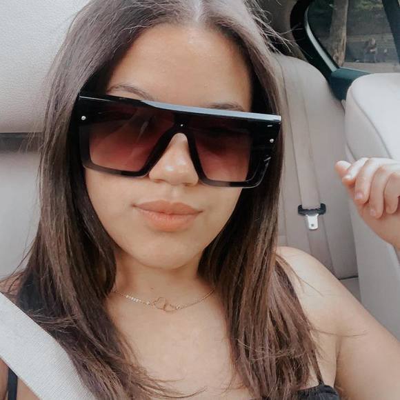 Profile Picture of Yandi Payero (@yandipc) on Poshmark