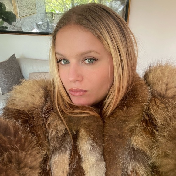 Profile Picture of Isabella Keener (@keenerbiener) on Poshmark