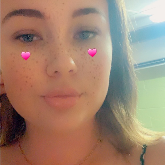 Profile Picture of Chantelle Mazzer (@chantelle_m96) on Poshmark