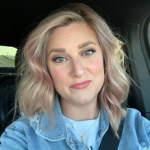 Profile Picture of Lindsay Barnes (@lindsjbarnes) on Poshmark