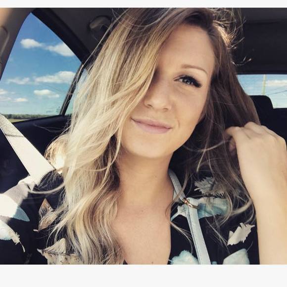 Profile Picture of Karoline Hudon (@karolinehudon) on Poshmark