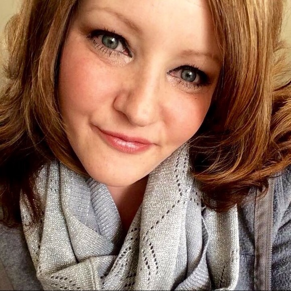 Profile Picture of Kristen Thomatos (@kdthomatos) on Poshmark