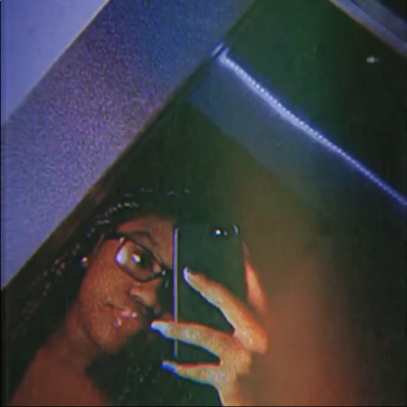 Profile Picture of Zaria Winzer (@zjanaeeee) on Poshmark