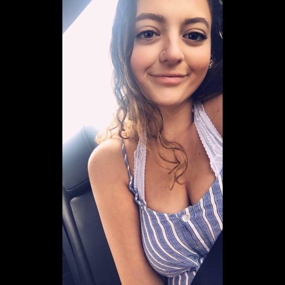 Profile Picture of Carly Dederick (@carlydede) on Poshmark