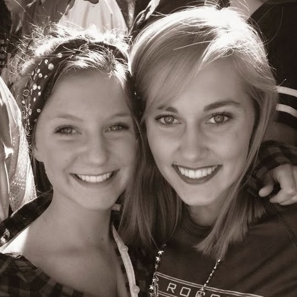 Profile Picture of Rachel Hinnenkamp (@raachelmaarie) on Poshmark