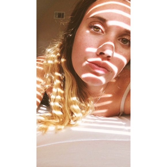 Profile Picture of Courtney Simon (@courtneyybrooke) on Poshmark
