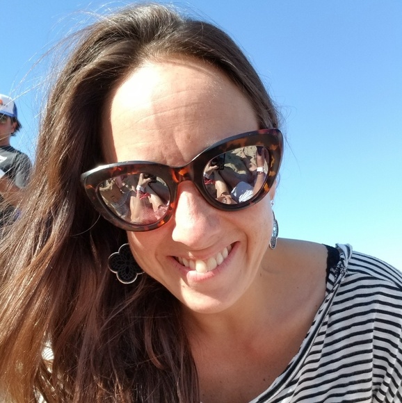 Profile Picture of Lisa Cahill (@lisakcahill) on Poshmark