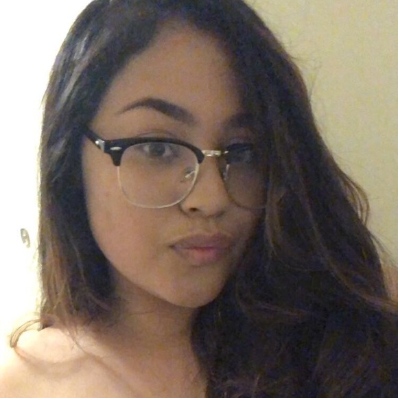 Profile Picture of Cindy Portillo (@sindeexoxo) on Poshmark