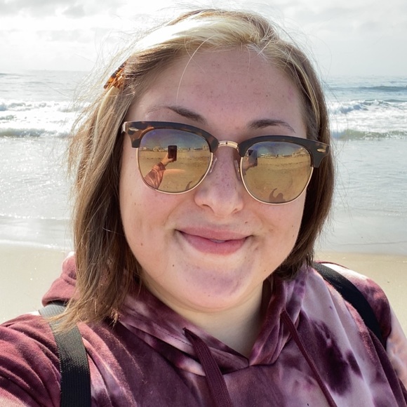 Profile Picture of Andreena Francoeur (@foxygrandpa1590) on Poshmark