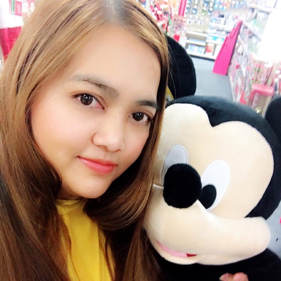 Profile Picture of Reeza Schwenning (@macitasty) on Poshmark