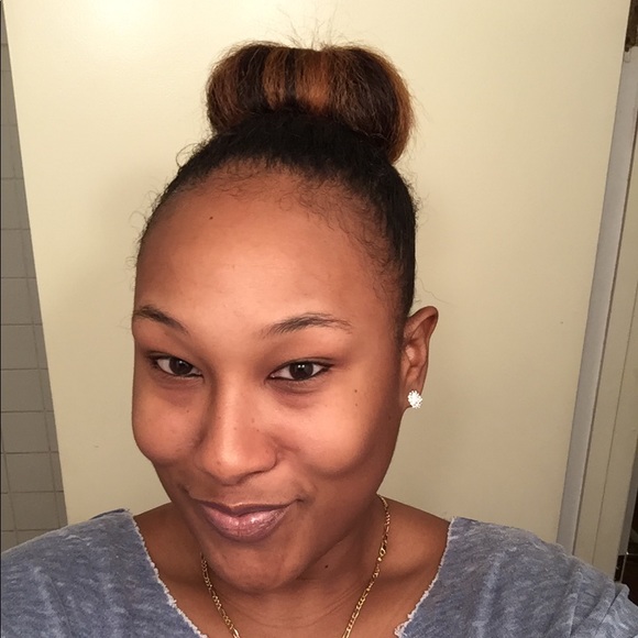 Profile Picture of Chrissia Lindsay (@misschris2003) on Poshmark