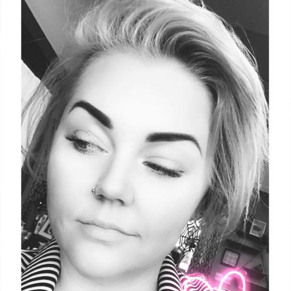 Profile Picture of Nicole Neuhoff (@nicvonmo) on Poshmark