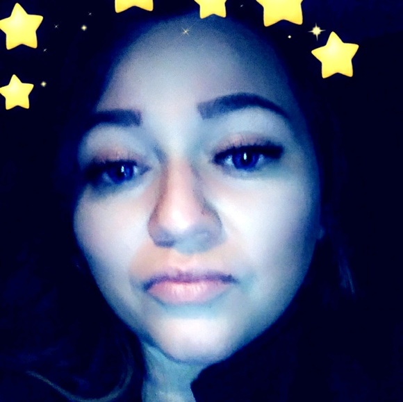 Profile Picture of Angela Thorton (@qu33nb055) on Poshmark