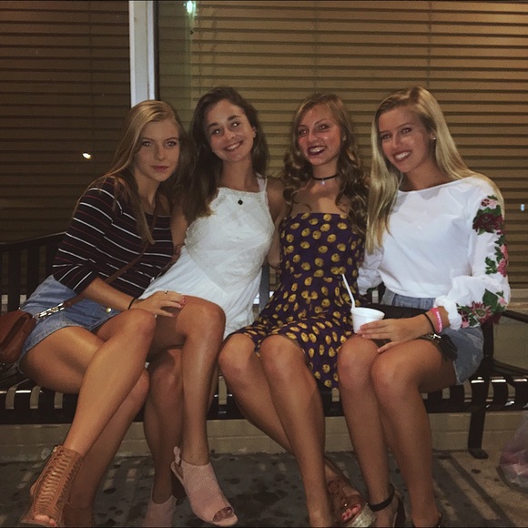 Profile Picture of Lindsay Notarianni (@linnotarianni) on Poshmark