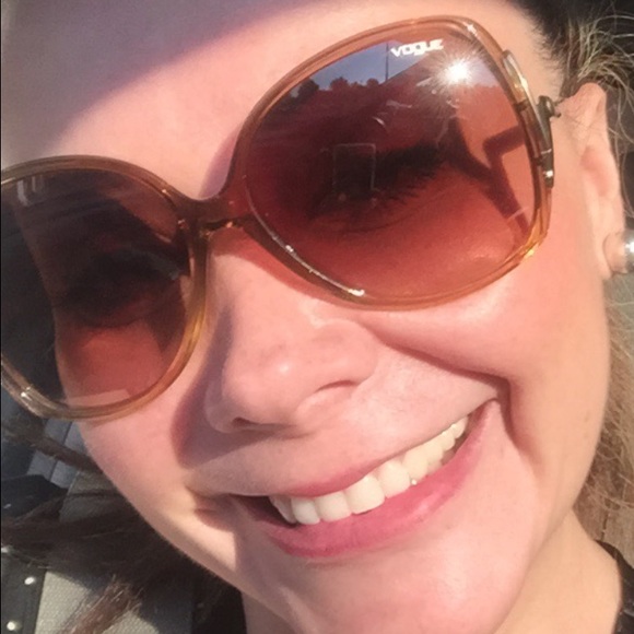 Profile Picture of Daniela Alvarez (@internet123) on Poshmark