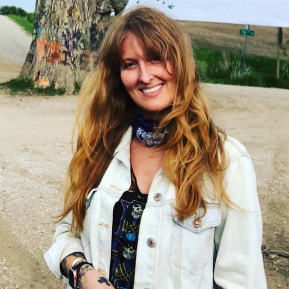 Profile Picture of Sarah Pithan (@paintedpits) on Poshmark