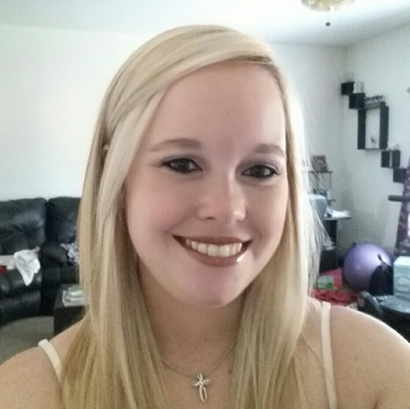 Profile Photo of Stacie Dearinger (@lovebug2723) on Poshmark