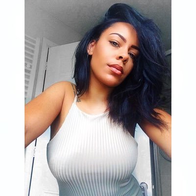 Profile Picture of Laura Kaye (@Ellz_K_J) on Twitter