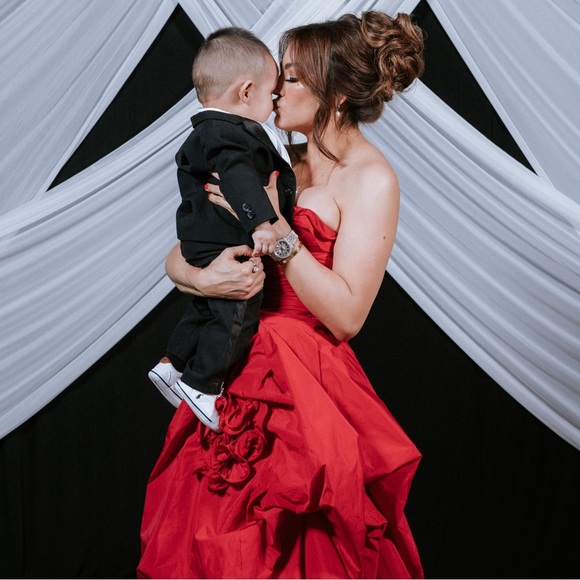 Profile Picture of C ner Castilla (@elvagocantinatt) on Poshmark