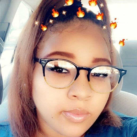 Profile Picture of Carlie Taylor (@carliered) on Poshmark