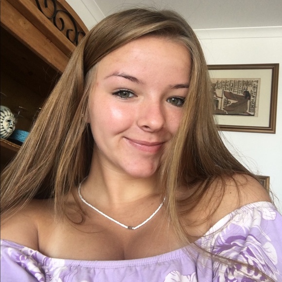 Profile Picture of Grayson Miller (@grayelisabeth) on Poshmark