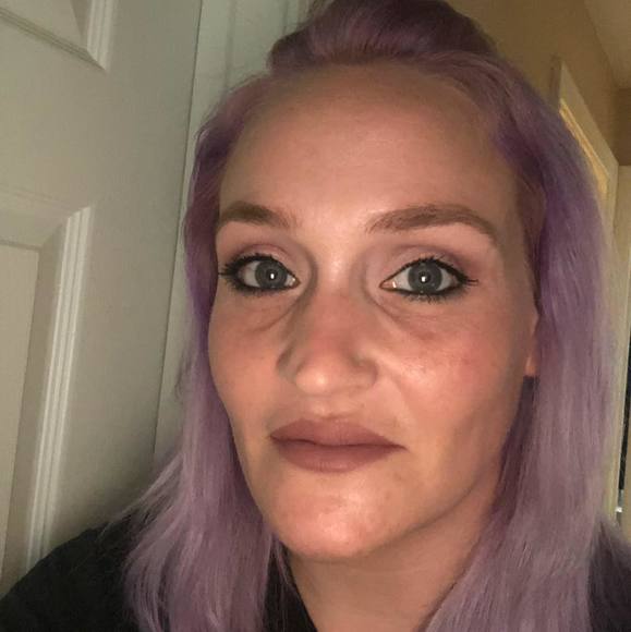 Profile Picture of Lindsey Renfro (@lindseyrenfro13) on Poshmark